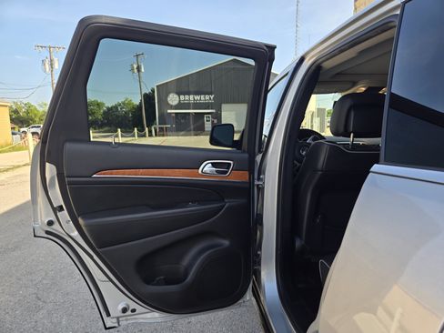 Used 2011 Jeep Grand Cherokee Overland AWD/4WD image 6
