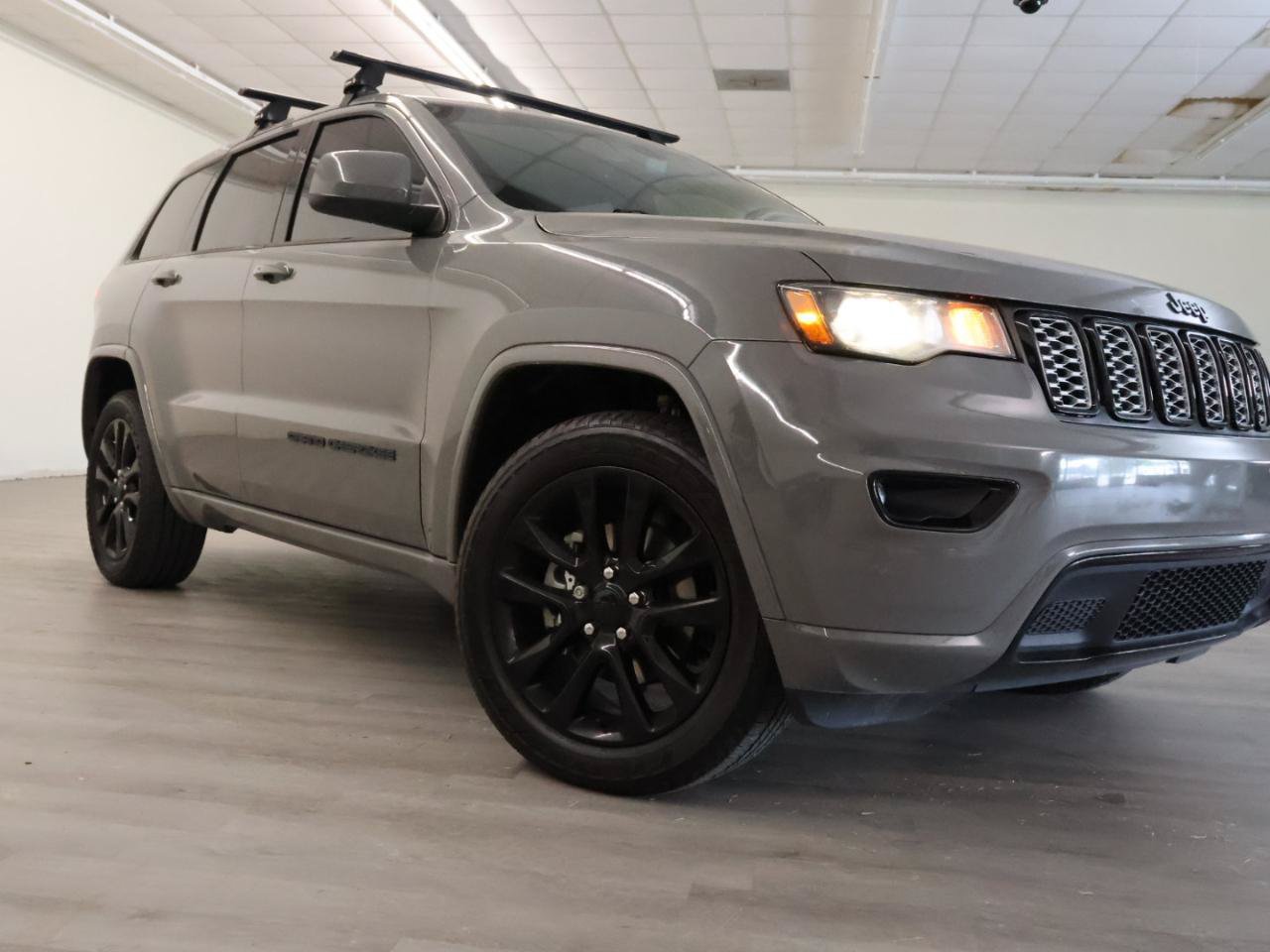 Used 2020 Jeep Grand Cherokee Altitude RWD image 1