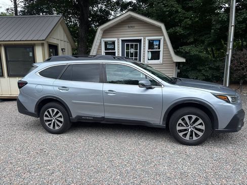 Used 2022 Subaru Outback Premium AWD/4WD image 4