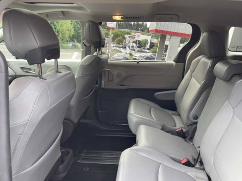 Used 2021 Toyota Sienna XLE FWD image 16