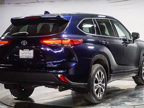 Used 2020 Toyota Highlander XLE image 12