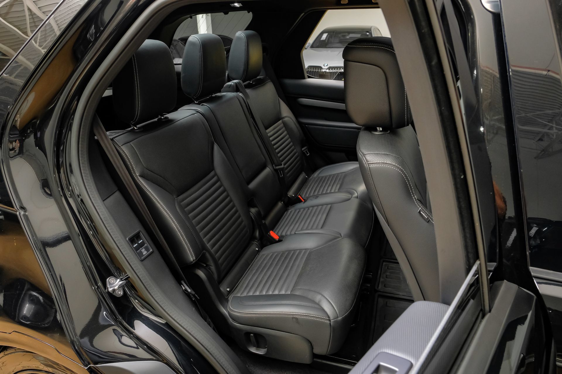 Used 2023 Land Rover Discovery S R-Dynamic AWD/4WD image 39