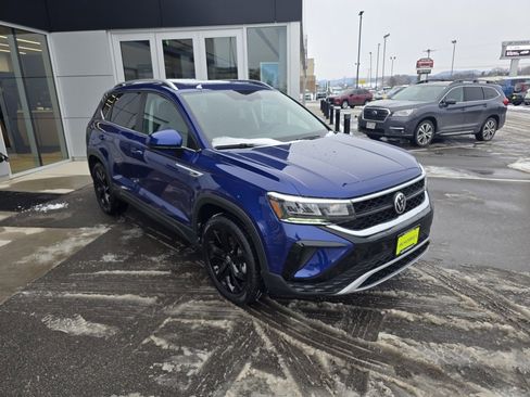 Used 2022 Volkswagen Taos SE w/ Panoramic Sunroof Package image 7