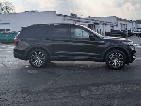 New 2026 Ford Explorer ST-Line image 3