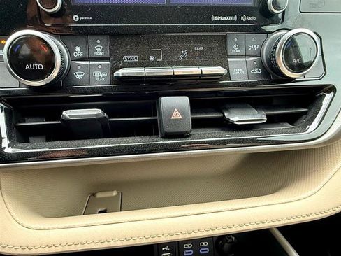 Used 2022 Toyota Highlander XLE image 36