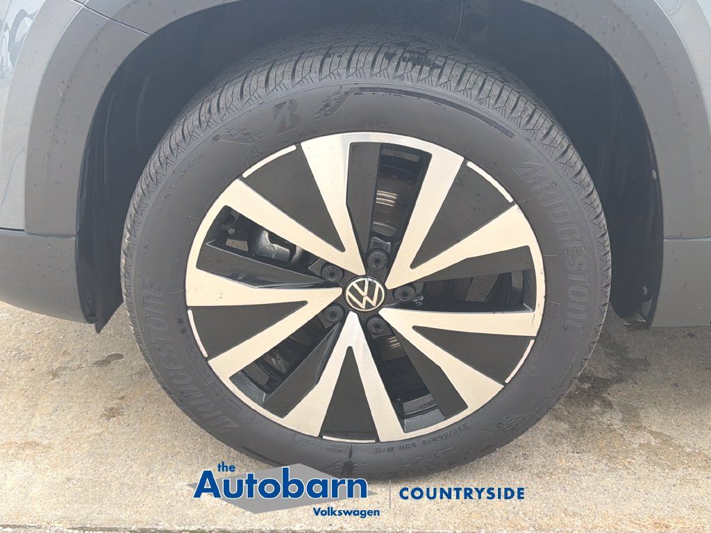 Certified 2023 Volkswagen Taos SE w/ Panoramic Sunroof Package AWD/4WD image 30