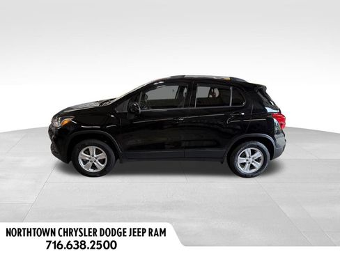 Used 2022 Chevrolet Trax LT w/ LT Convenience Package AWD/4WD image 2