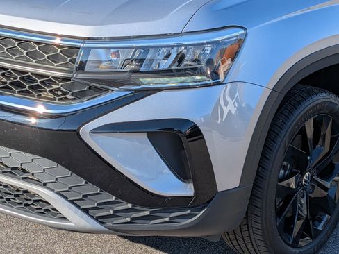 Used 2023 Volkswagen Taos SE w/ Black Wheel Package image 9