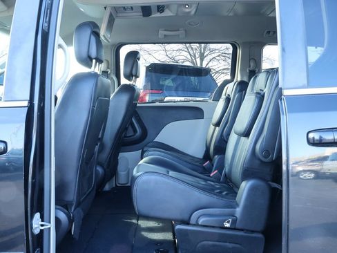 Used 2014 Chrysler Town & Country Touring FWD image 31