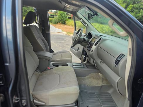 Used 2013 Nissan Frontier SV w/ SV Value Truck Pkg AWD/4WD image 15