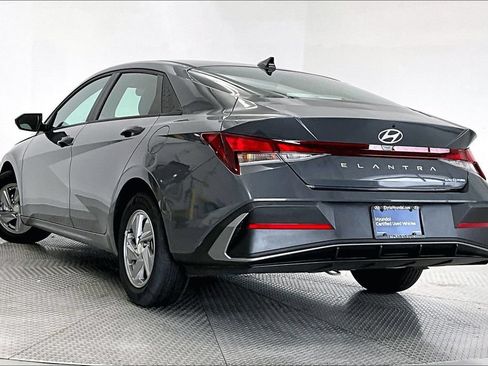 Certified 2024 Hyundai Elantra SE FWD image 12