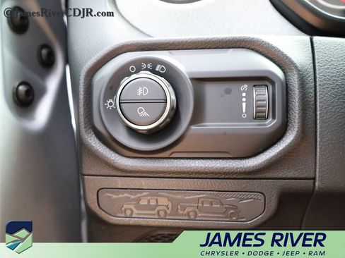Used 2024 Jeep Gladiator Sport AWD/4WD image 30