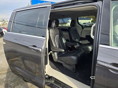 Used 2023 Chrysler Pacifica Touring-L image 14