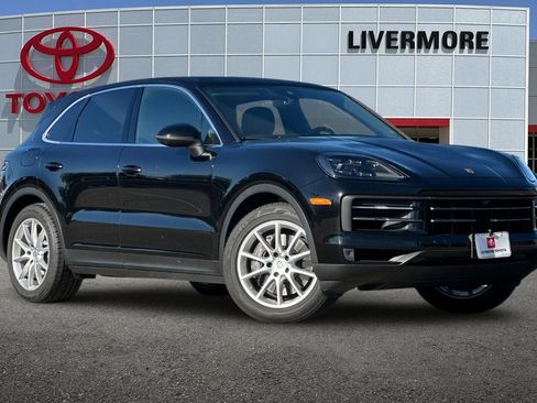 Used 2024 Porsche Cayenne Base image 2