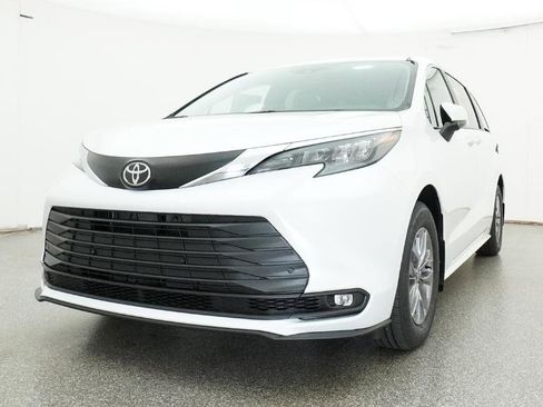 New 2026 Toyota Sienna XLE FWD image 22