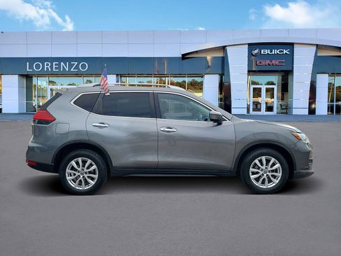 Used 2017 Nissan Rogue SV image 4