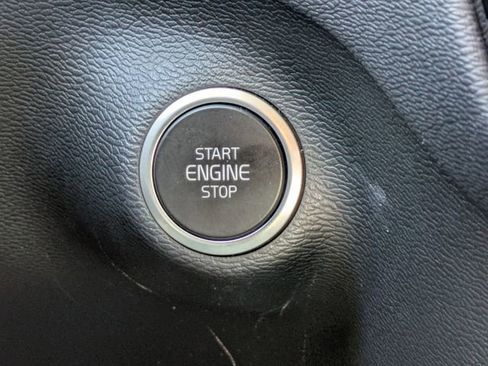 Used 2023 Volvo XC40 B5 Plus image 24