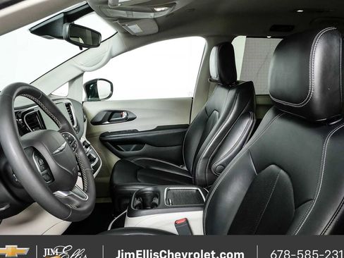 Used 2024 Chrysler Pacifica Touring-L FWD image 5