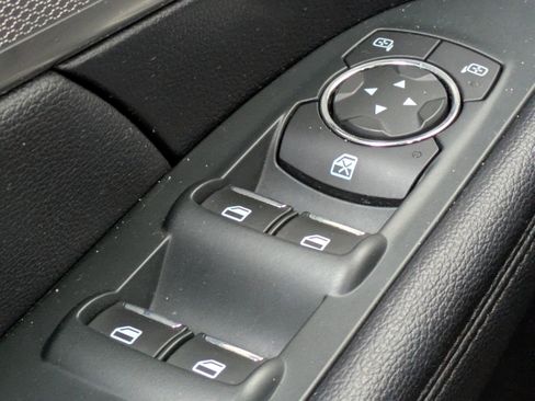 Certified 2018 Ford Explorer XLT FWD image 24