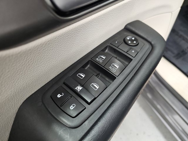 Used 2020 Chrysler Pacifica Touring w/ Cold Weather Group FWD image 13