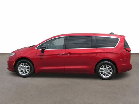 Used 2025 Chrysler Pacifica Select FWD image 2