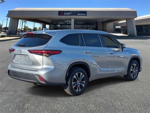 Used 2023 Toyota Highlander XLE image 6