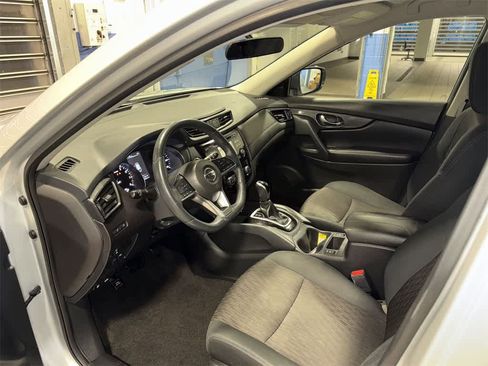 Used 2017 Nissan Rogue SV w/ SV Family Package image 27