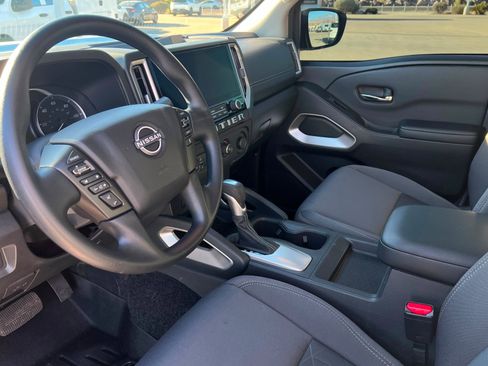 Used 2025 Nissan Frontier SV image 15