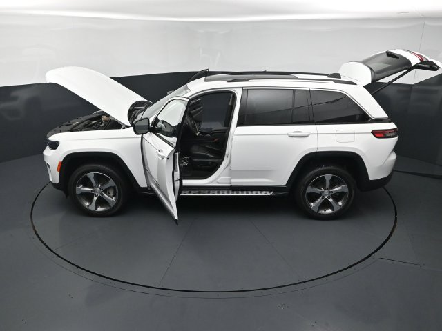 Used 2023 Jeep Grand Cherokee Limited AWD/4WD image 27