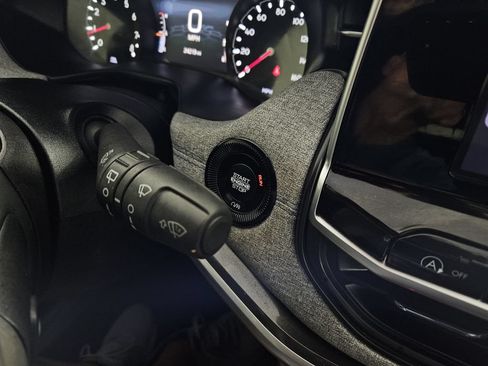 Used 2025 Jeep Compass Latitude AWD/4WD image 19