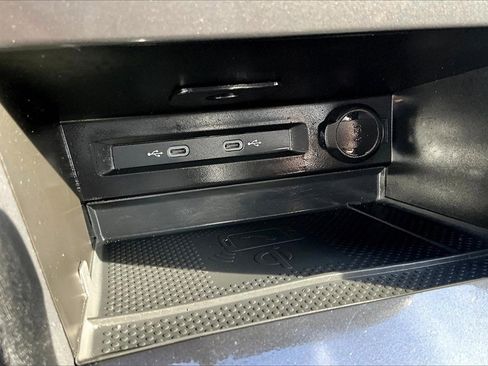 Used 2024 Volkswagen Tiguan SE image 33