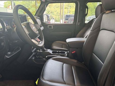 Used 2025 Jeep Wrangler Unlimited Sahara AWD/4WD image 13