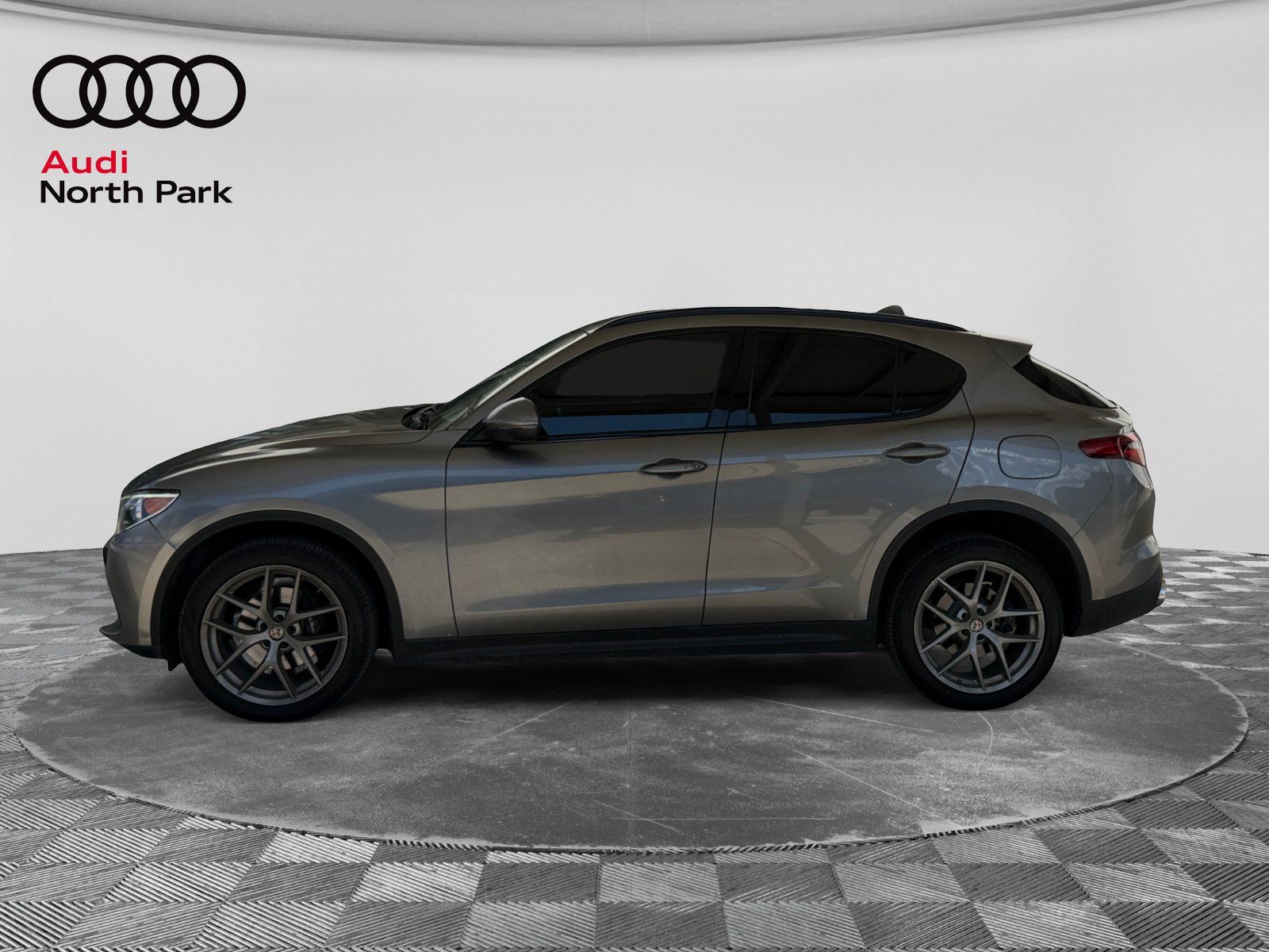 Used 2018 Alfa Romeo Stelvio Ti Sport AWD/4WD image 2