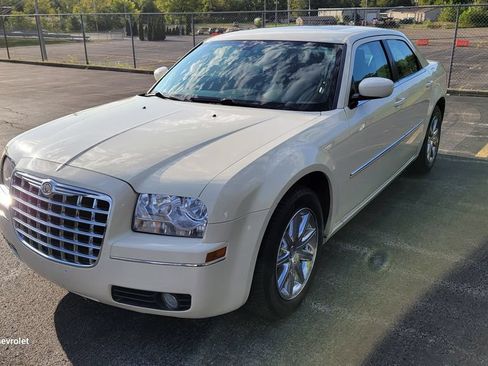 Used 2009 Chrysler 300 Touring RWD image 2