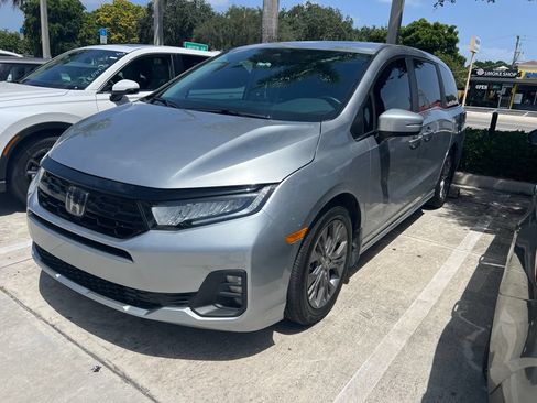 Used 2025 Honda Odyssey Touring image 2