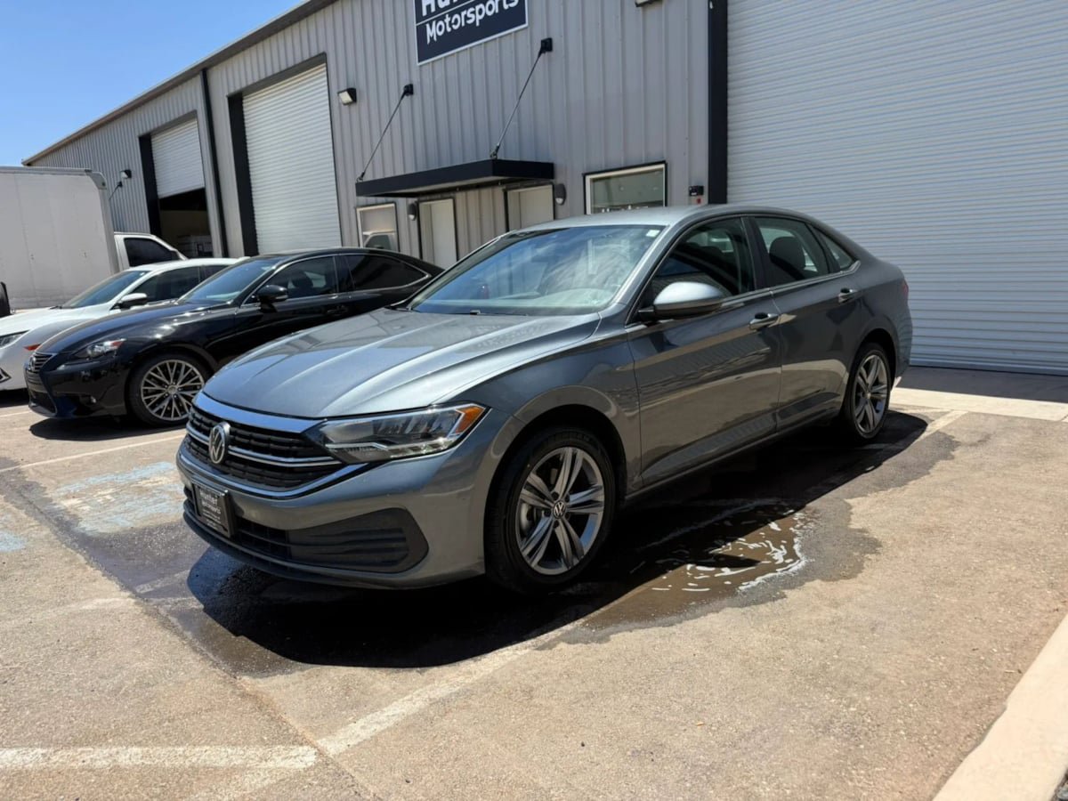 Used 2024 Volkswagen Jetta SE FWD image 2