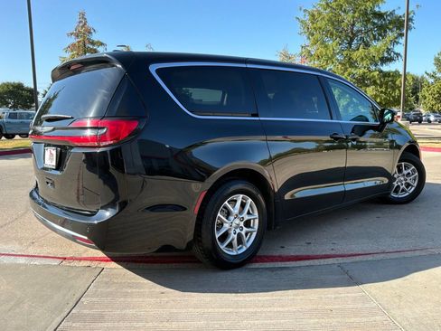 Used 2024 Chrysler Pacifica Touring-L FWD image 6