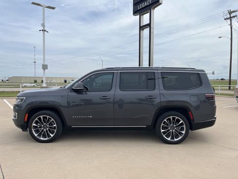 Used 2022 Jeep Wagoneer Series III w/ Premium Group I AWD/4WD image 3
