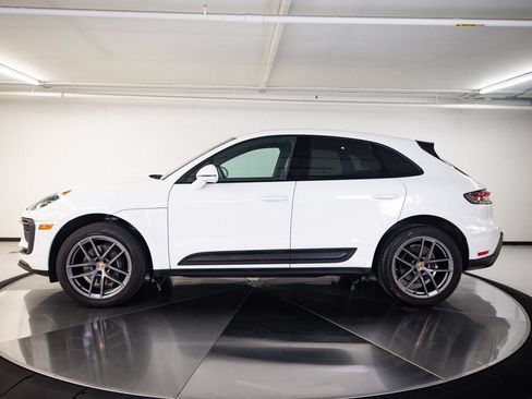 Certified 2023 Porsche Macan AWD/4WD image 2