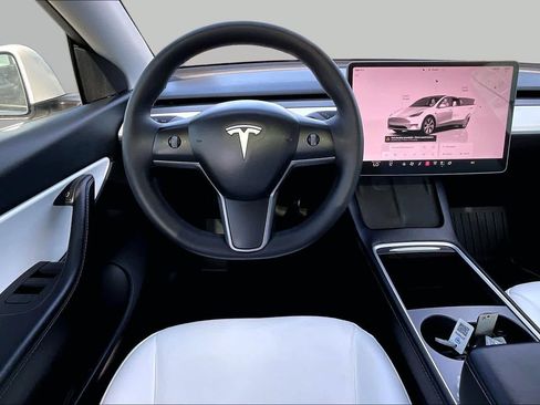 Used 2022 Tesla Model Y Long Range AWD/4WD image 6