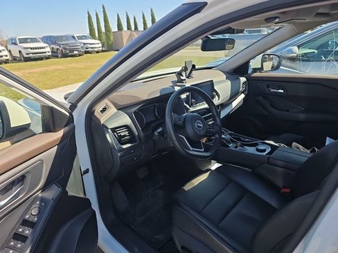 Used 2022 Nissan Rogue SV w/ SV Premium Package image 11