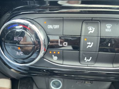 Used 2024 Chevrolet Trax RS w/ Sunroof Package FWD image 16