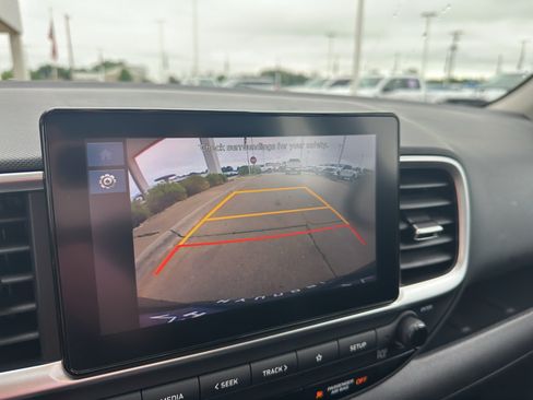 Used 2025 Hyundai Venue SEL FWD image 19