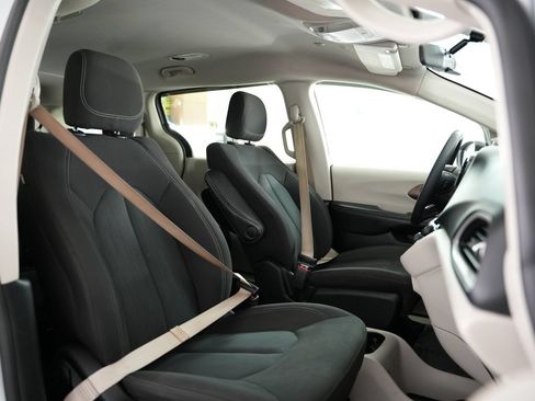 Used 2022 Chrysler Voyager LX FWD image 47