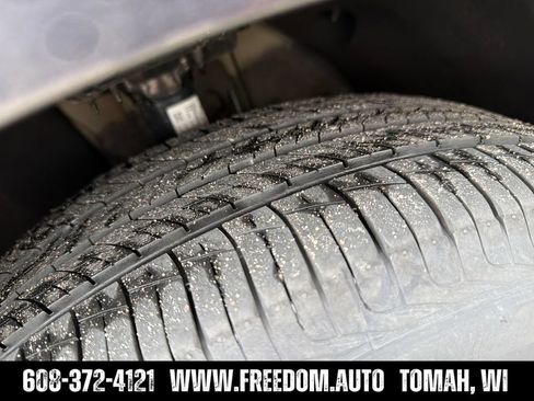 Used 2025 Kia Carnival FWD image 26