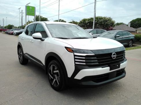 Used 2025 Nissan Kicks SV FWD image 4