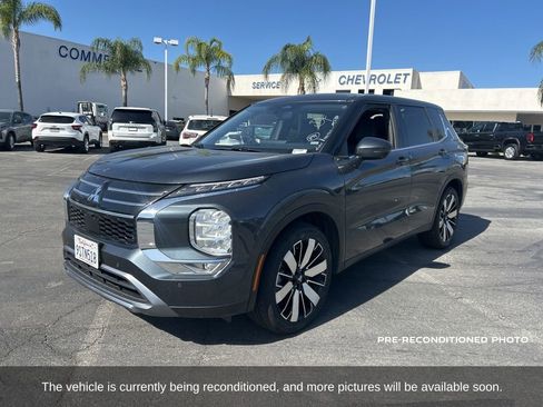 Used 2025 Mitsubishi Outlander SE image 2