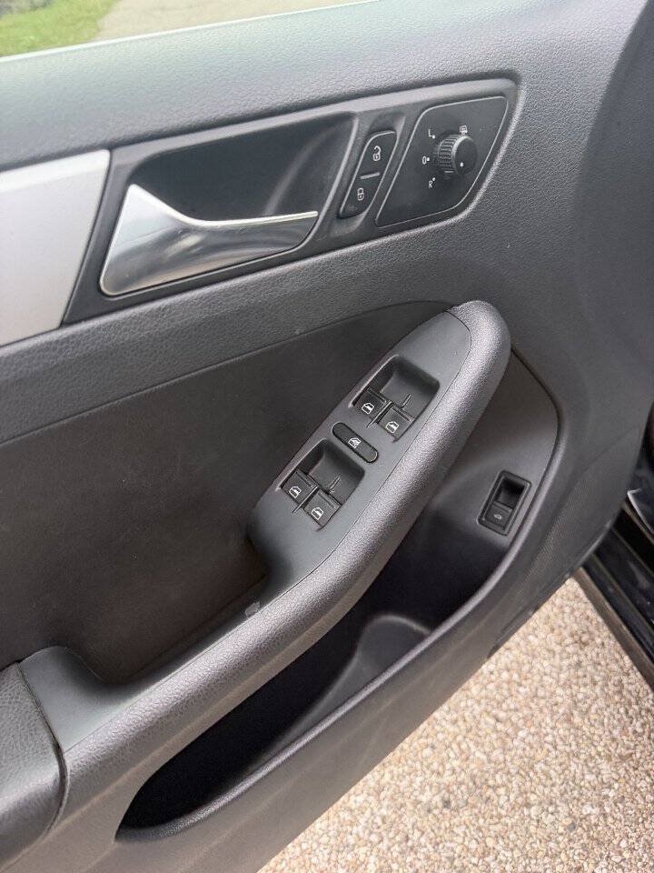 Used 2011 Volkswagen Jetta SEL FWD image 10