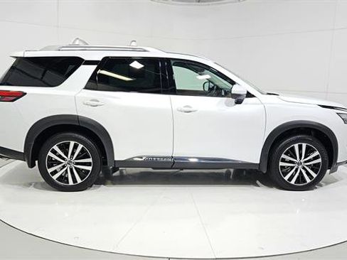 Certified 2025 Nissan Pathfinder Platinum FWD image 9