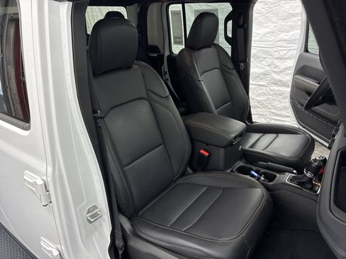 Certified 2025 Jeep Gladiator Sport AWD/4WD image 18